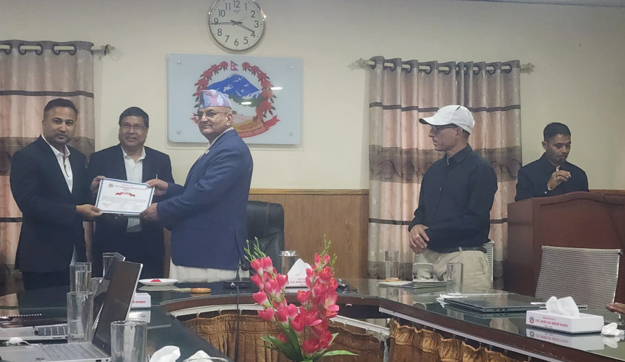 गण्डकी प्रदेश मुख्यमन्त्रि ज्यू बाट प्रमाणपत्र ग्रहण